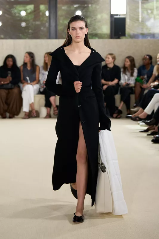 00005-toteme-spring-2026-ready-to-wear-credit-brand
