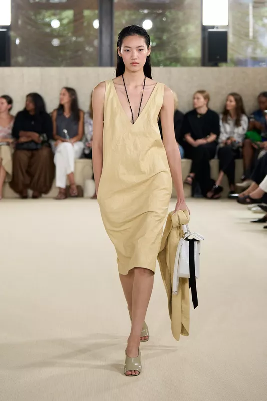 00011-toteme-spring-2026-ready-to-wear-credit-brand