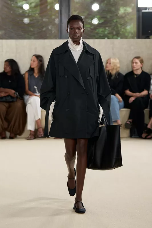 00019-toteme-spring-2026-ready-to-wear-credit-brand