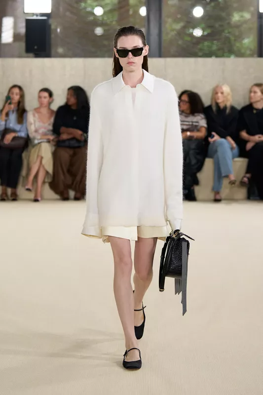 00022-toteme-spring-2026-ready-to-wear-credit-brand