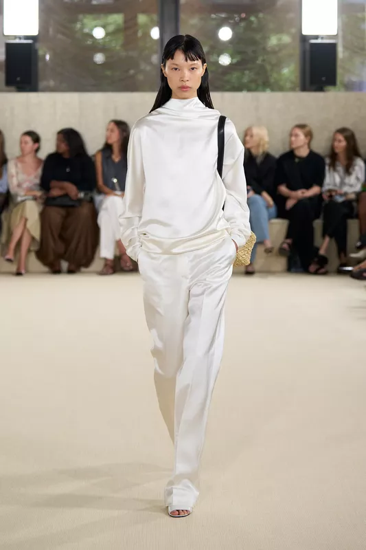 00023-toteme-spring-2026-ready-to-wear-credit-brand