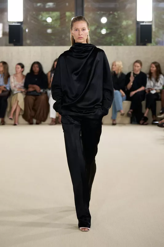 00025-toteme-spring-2026-ready-to-wear-credit-brand
