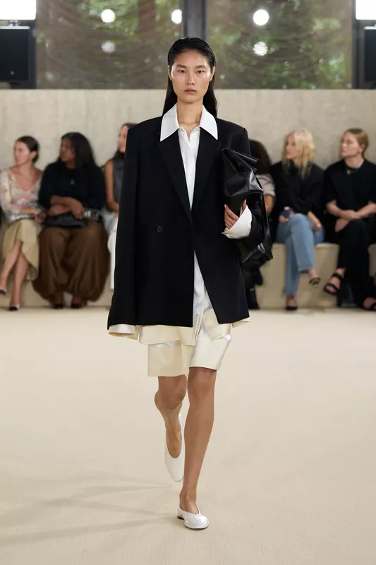 00026-toteme-spring-2026-ready-to-wear-credit-brand