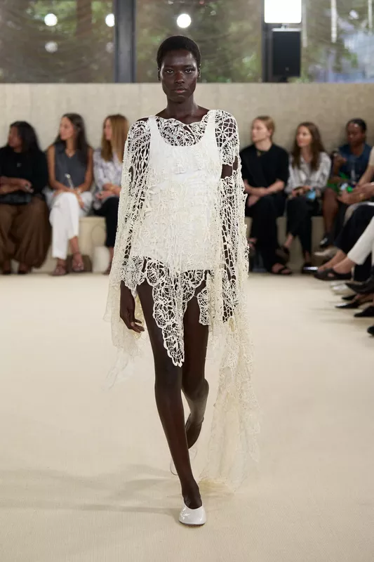 00031-toteme-spring-2026-ready-to-wear-credit-brand