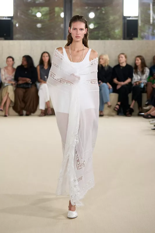 00032-toteme-spring-2026-ready-to-wear-credit-brand