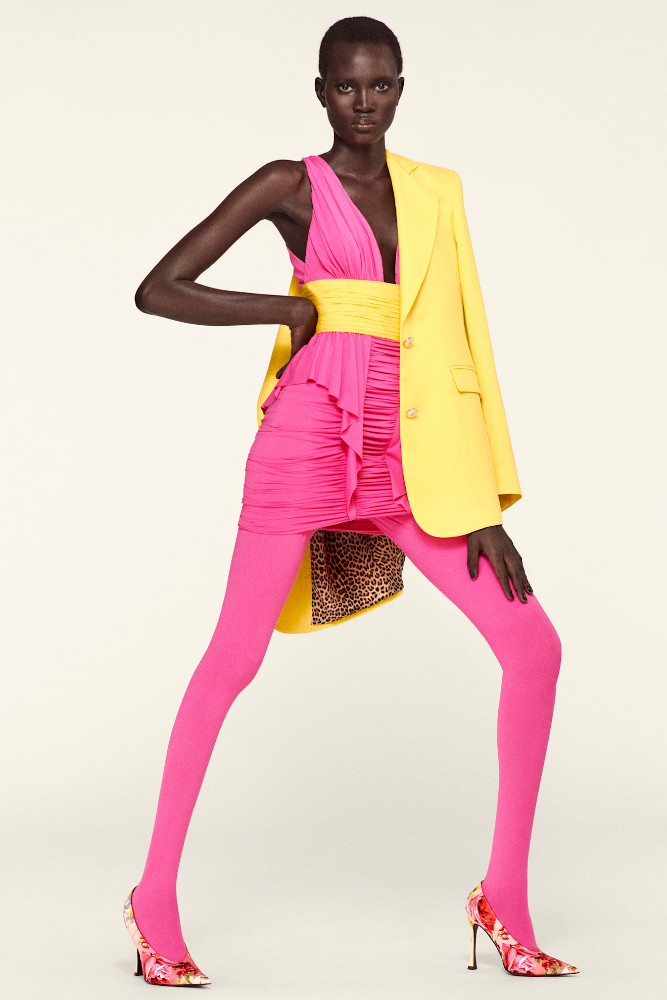 Платье с рюшами в розовом и желтом оттенках, дополненное ярким пиджаком, создает эффектный и дерзкий силуэт