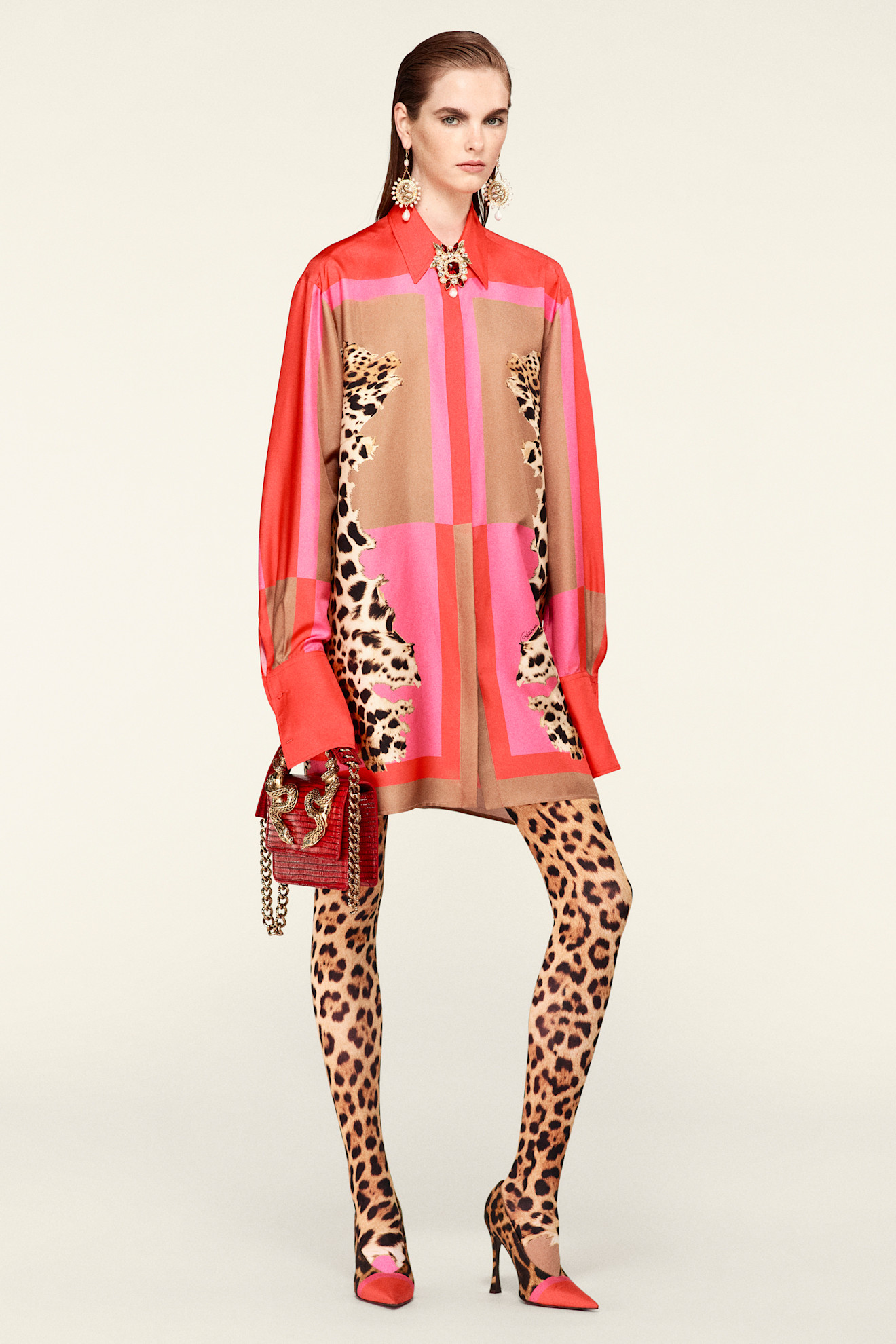 Шелковая рубашка с леопардовым принтом и яркими цветами, дополненная крупными серьгами, создает выразительный образ