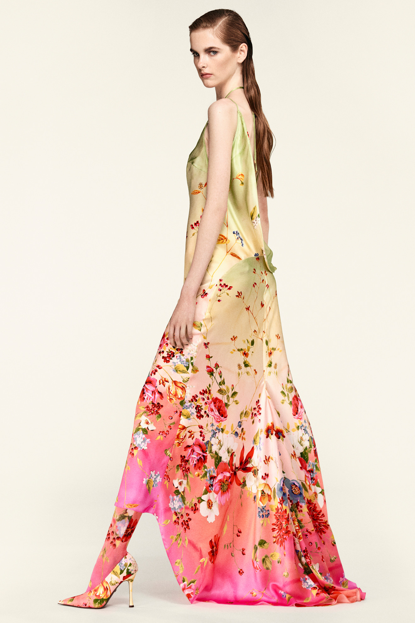 Легкое платье с цветочным принтом, плавно переходящее в яркие оттенки, подчеркивающее грацию модели