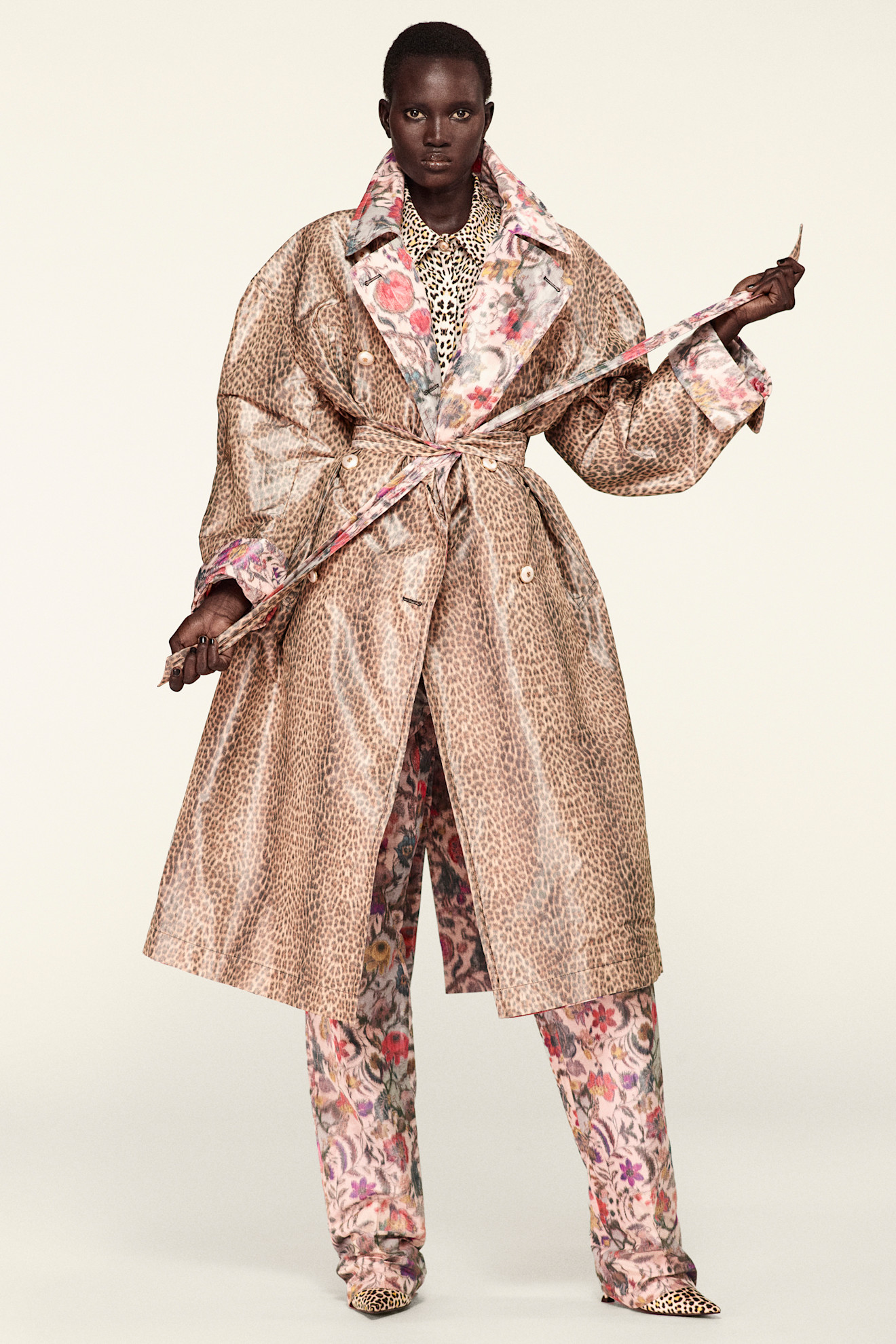 Пуховик с леопардовым принтом и цветочным подкладом, создающий эффектный контраст с брюками