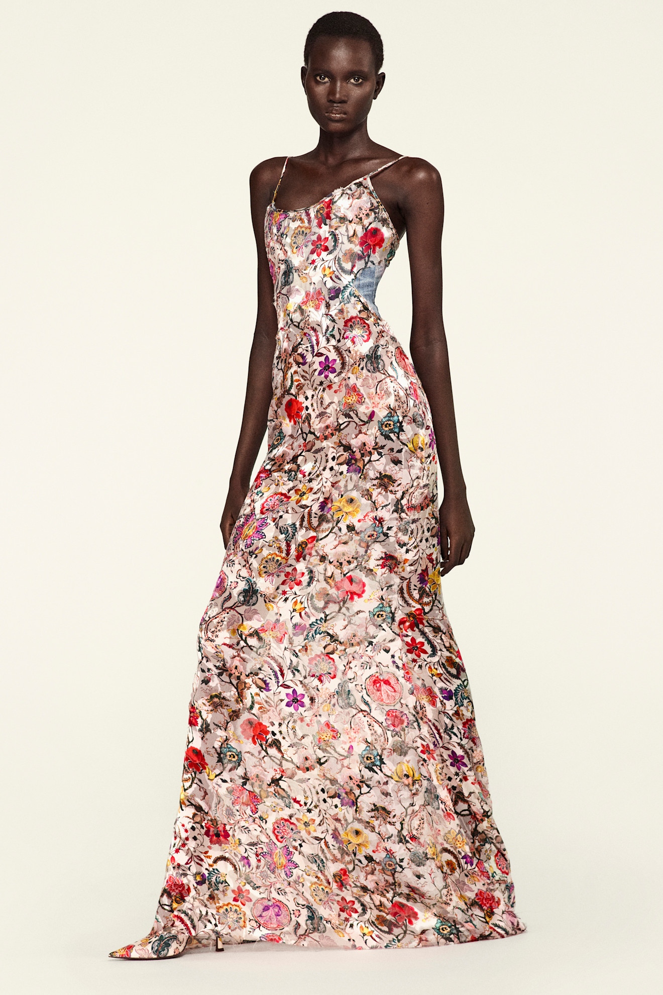 Элегантное макси-платье с цветочным принтом на светлом фоне, подчеркивающее легкость и романтичность сезона Resort 2026