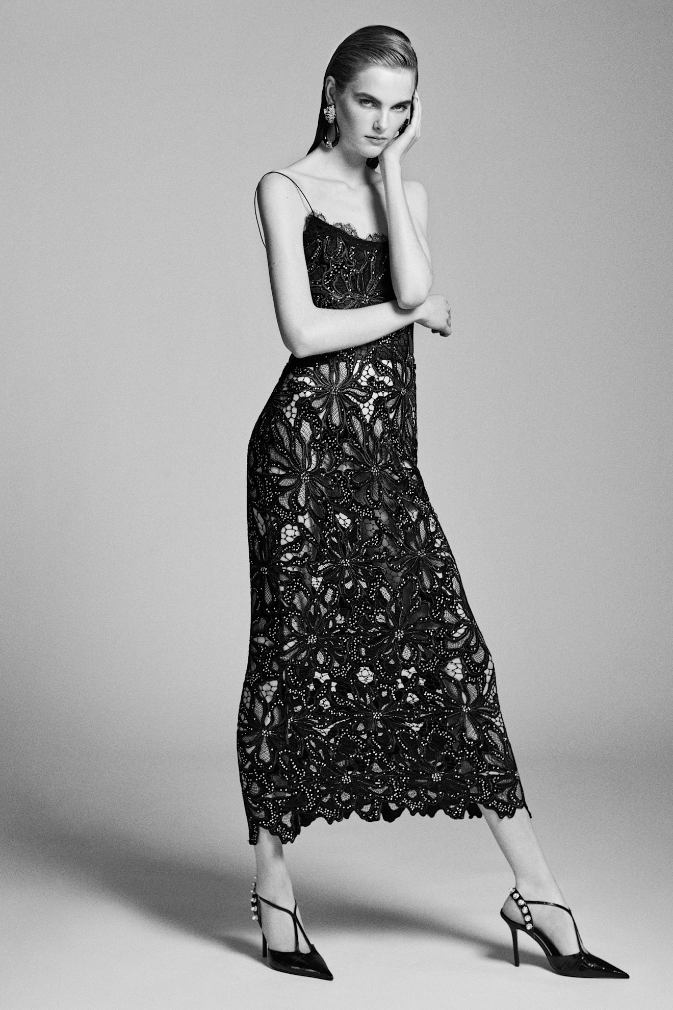 Легкое черное платье с кружевной отделкой и тонкими бретелями, подчеркивающее утонченность и женственность образа