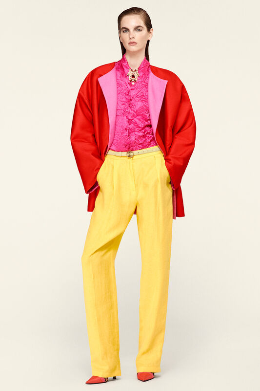 Красный жакет с розовыми вставками и ярко-желтыми брюками подчеркивают стильный контраст и элегантность
