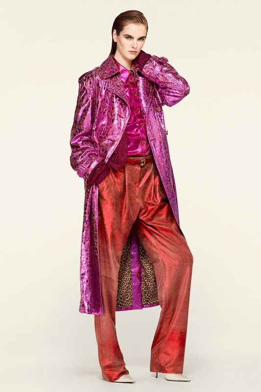 Лиловый тренч с леопардовыми вставками и бархатными брюками, создающий смелый и экстравагантный образ