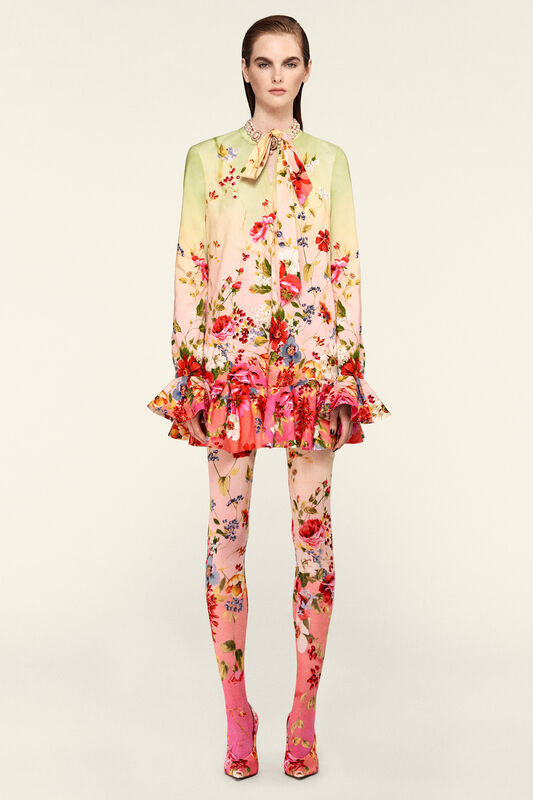 Цветочный комплект с рюшами и бантом, сочетание пастельных тонов и ярких цветов создает романтичный образ