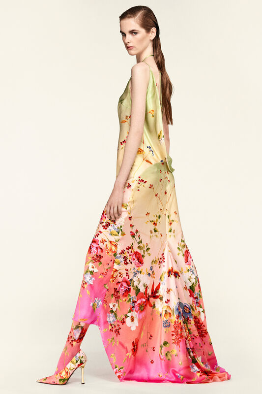 Легкое платье с цветочным принтом, плавно переходящее в яркие оттенки, подчеркивающее грацию модели