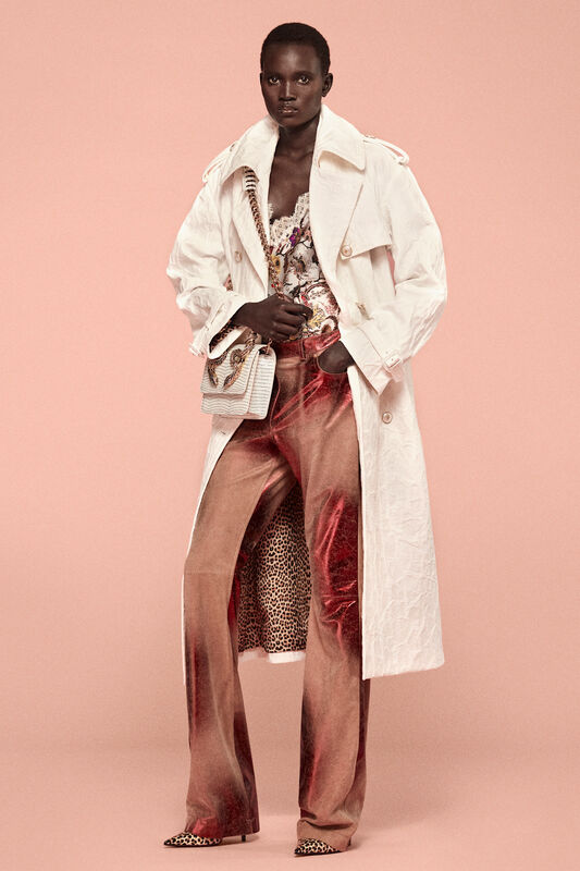 Стильный образ с белым тренчем и бархатными брюками, дополненный леопардовым принтом и изысканными аксессуарами