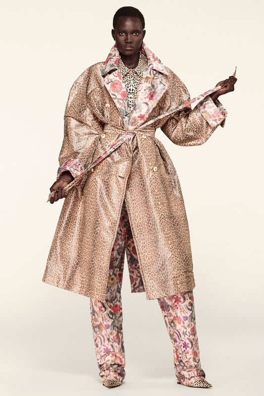 Пуховик с леопардовым принтом и цветочным подкладом, создающий эффектный контраст с брюками