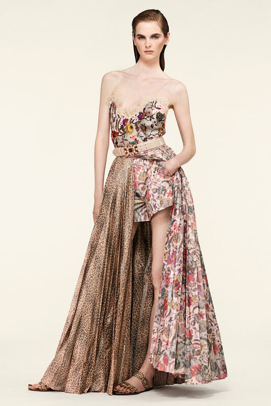 Легкое платье с цветочным принтом и леопардовыми вставками, подчеркивающее женственность и элегантность