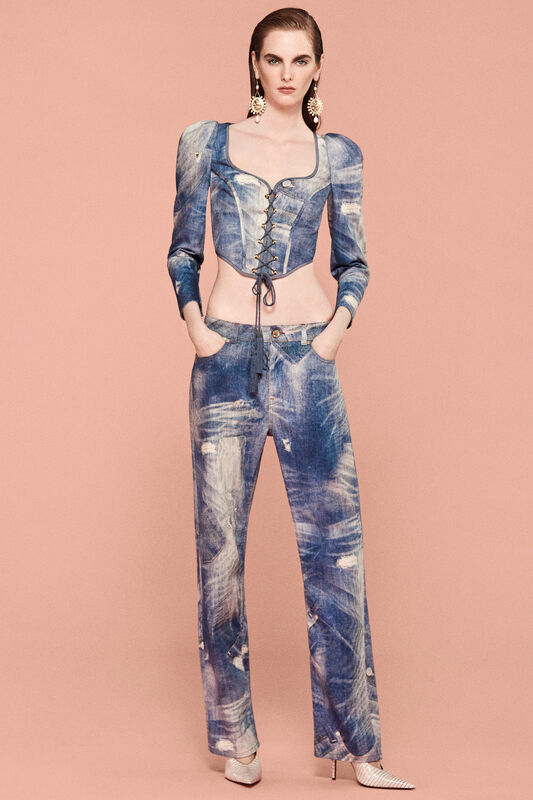 Джинсовый комплект с объемными рукавами и шнуровкой, создающий эффектный контраст с нежным фоном