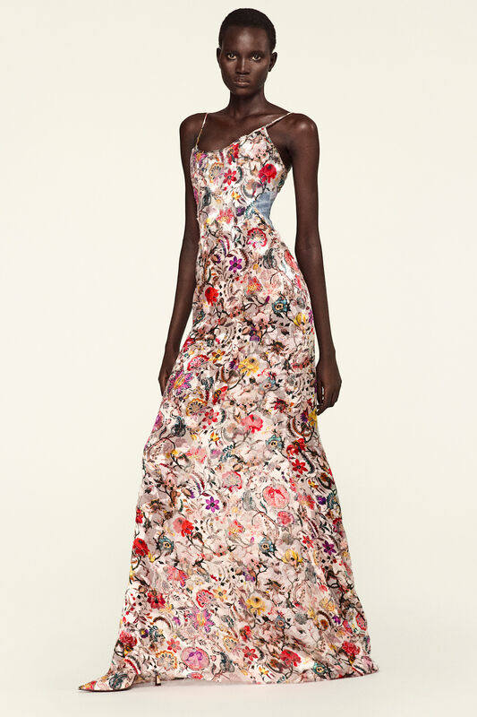 Элегантное макси-платье с цветочным принтом на светлом фоне, подчеркивающее легкость и романтичность сезона Resort 2026