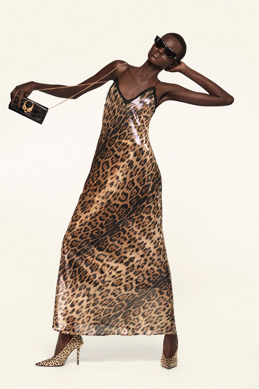 Блестящее платье с леопардовым принтом, дополненное стильными аксессуарами, создает дерзкий и модный образ для Resort 2026