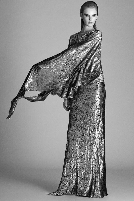 Элегантное платье с широкими рукавами, переливающееся в черно-белом свете, подчеркивающее грацию и стиль