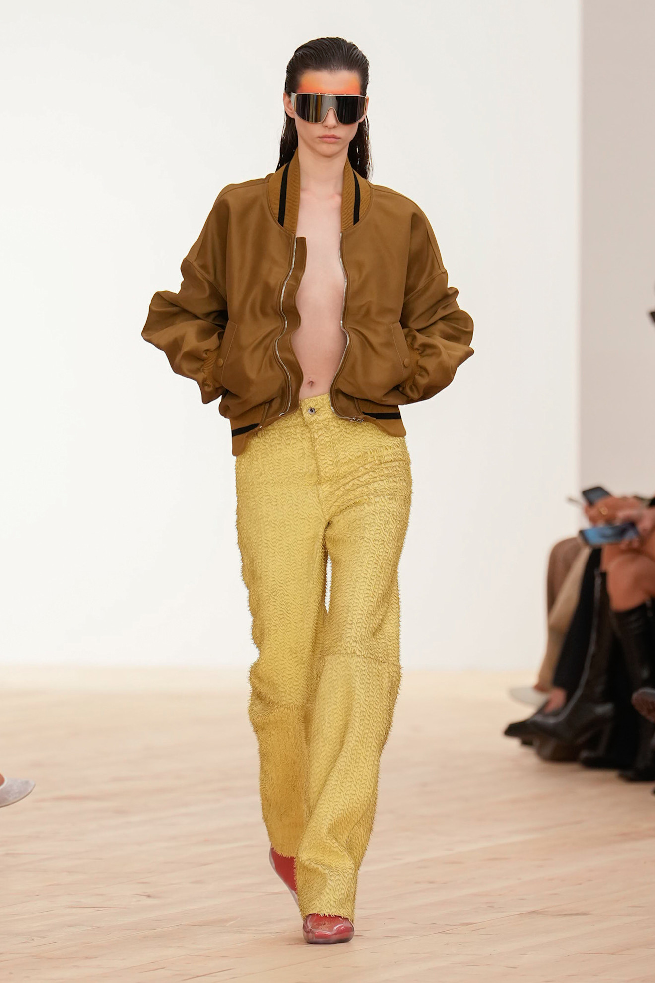 Loewe S26 040