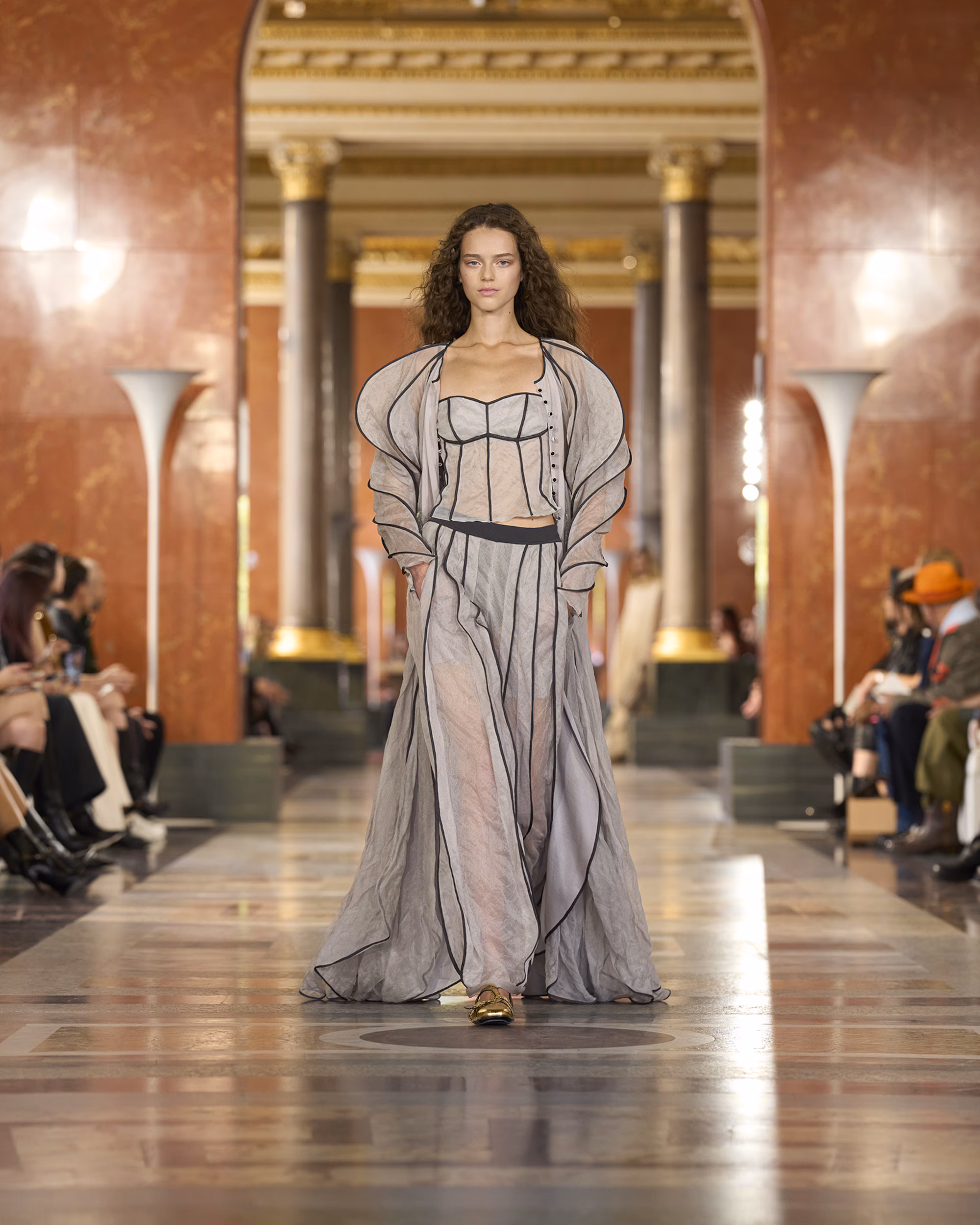 WOMEN_SS26_SHOW_RUNWAY_LOOKS_1_FIO00046_LV-COM_DII_1600x2000