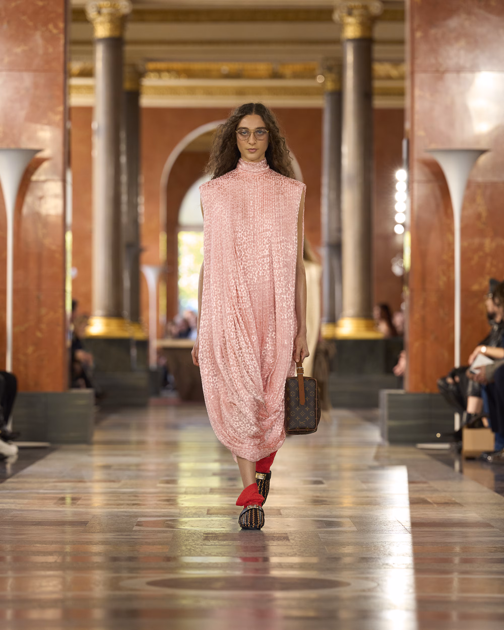 WOMEN_SS26_SHOW_RUNWAY_LOOKS_2_FIO00067_LV-COM_DII_1600x2000