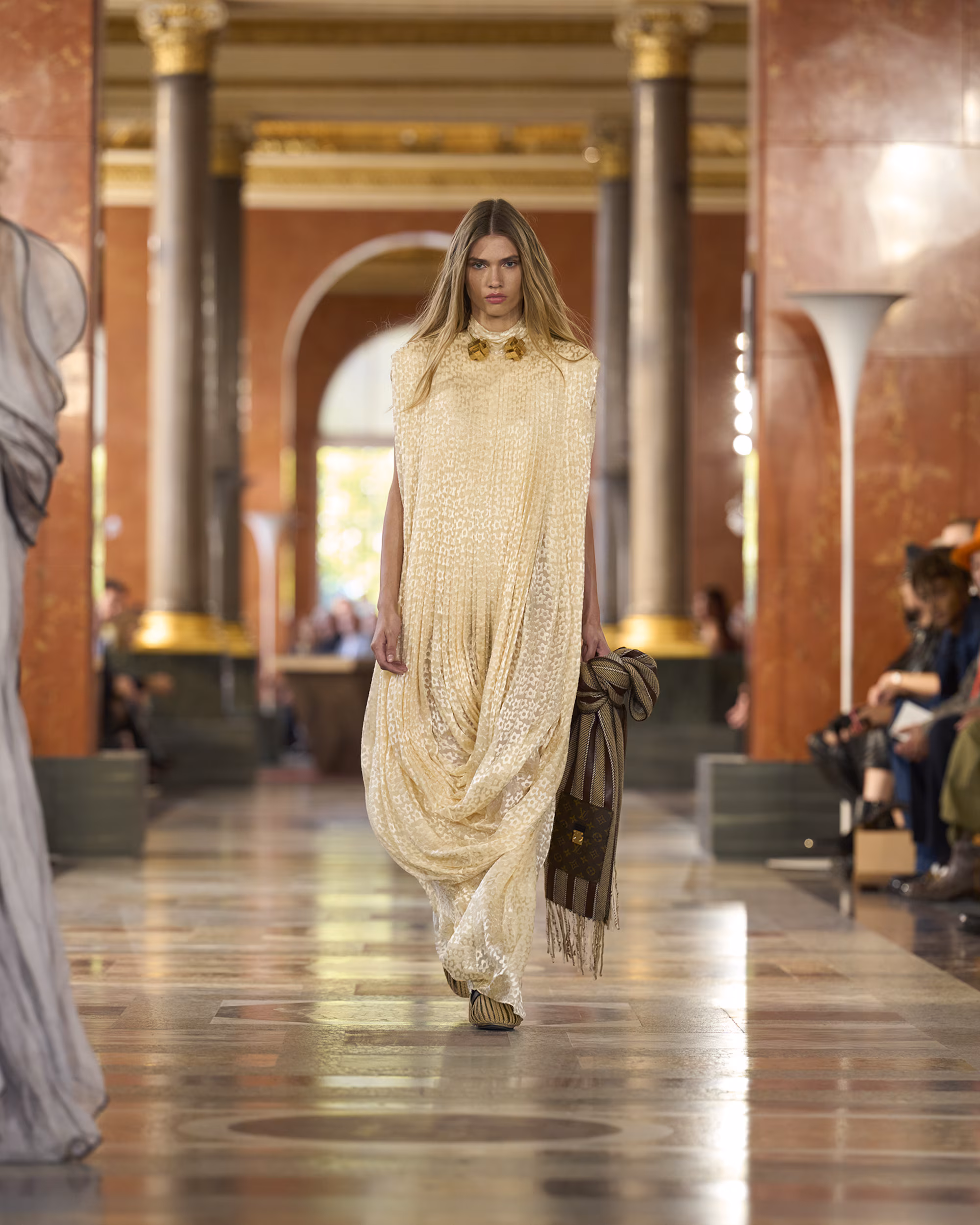 WOMEN_SS26_SHOW_RUNWAY_LOOKS_3_FIO00095_LV-COM_DII_1600x2000