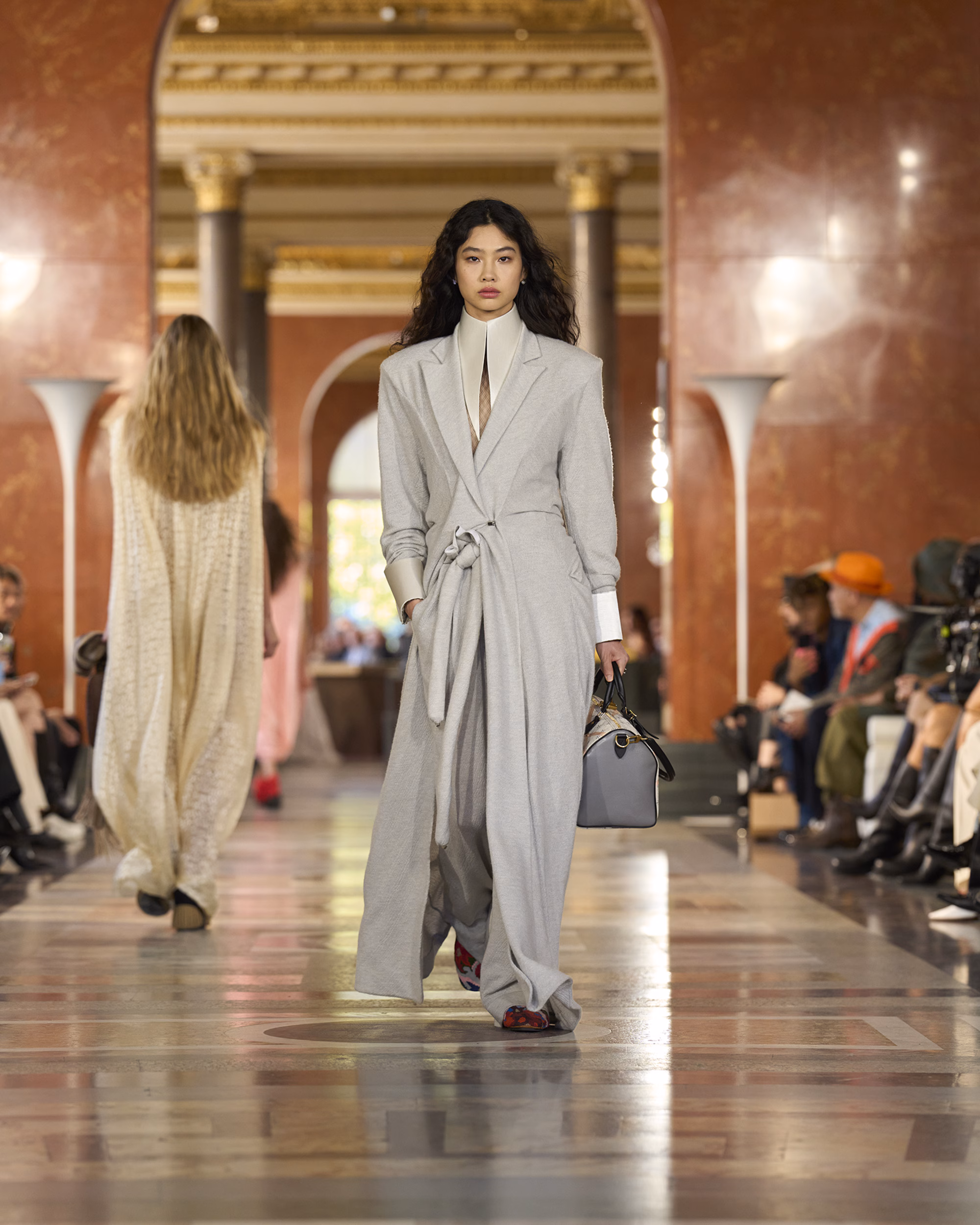 WOMEN_SS26_SHOW_RUNWAY_LOOKS_5_FIO00148_LV-COM_DII_1600x2000
