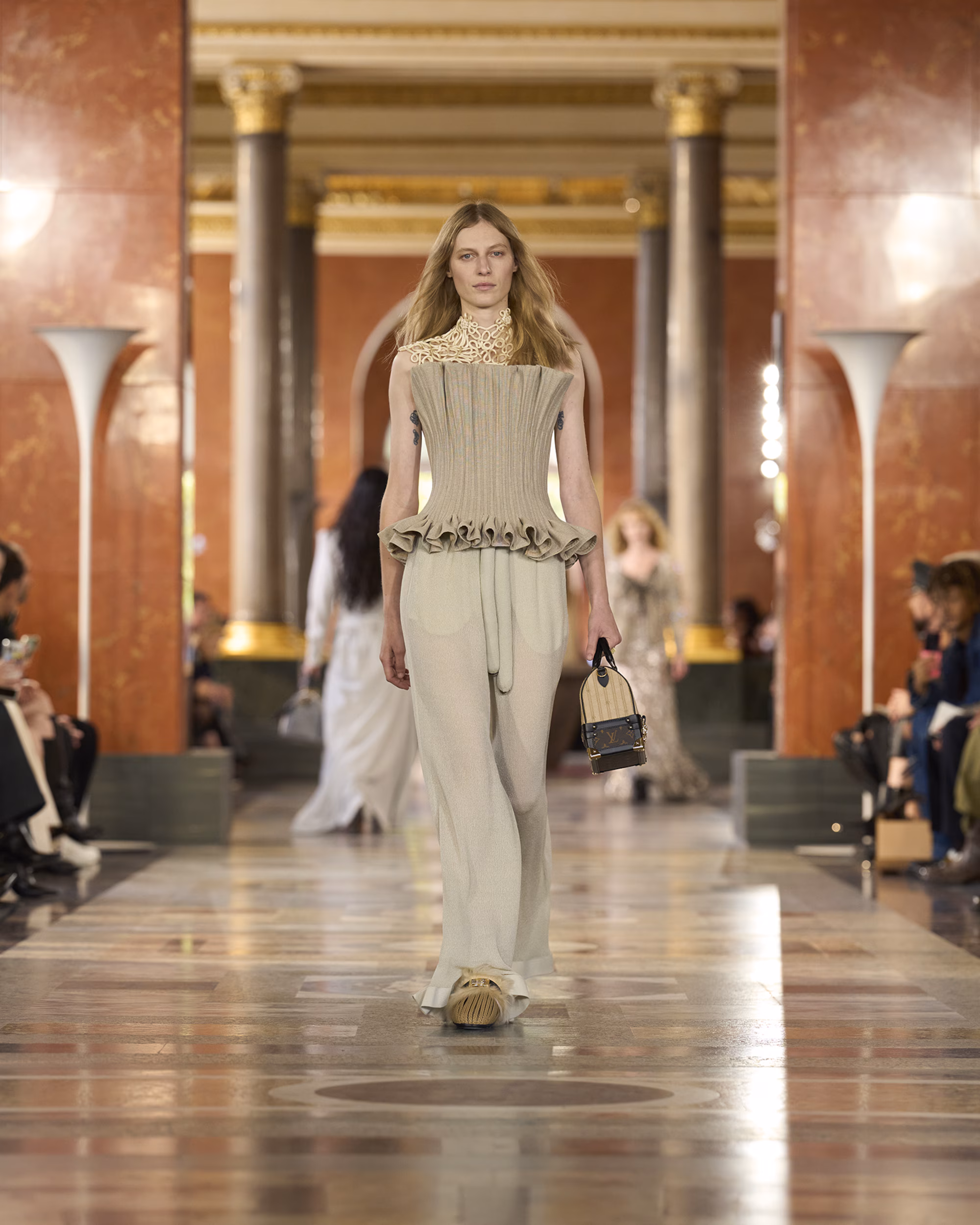 WOMEN_SS26_SHOW_RUNWAY_LOOKS_7_FIO00189_LV-COM_DII_1600x2000