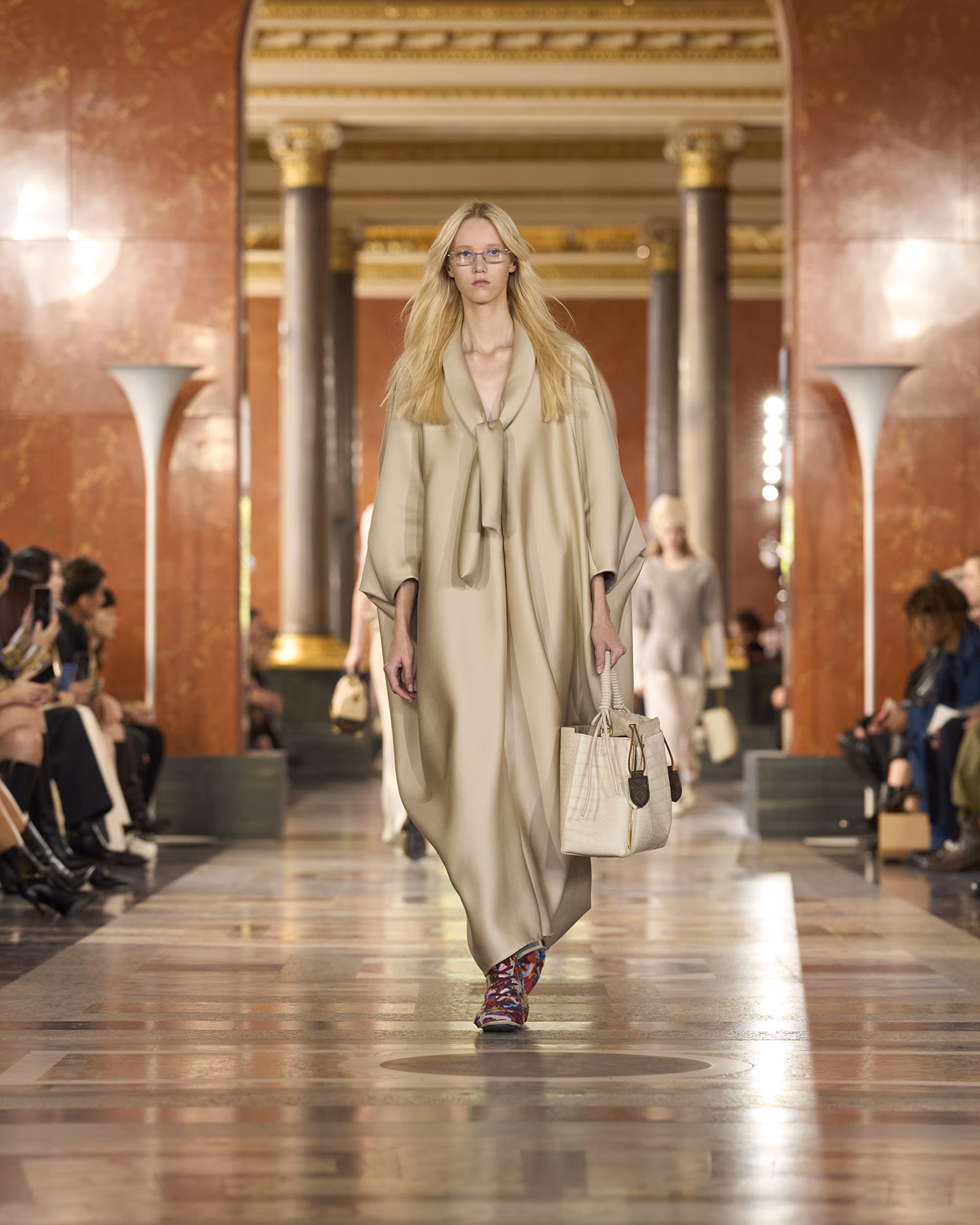 WOMEN_SS26_SHOW_RUNWAY_LOOKS_9_FIO00250_LV-COM_DII_1600x2000