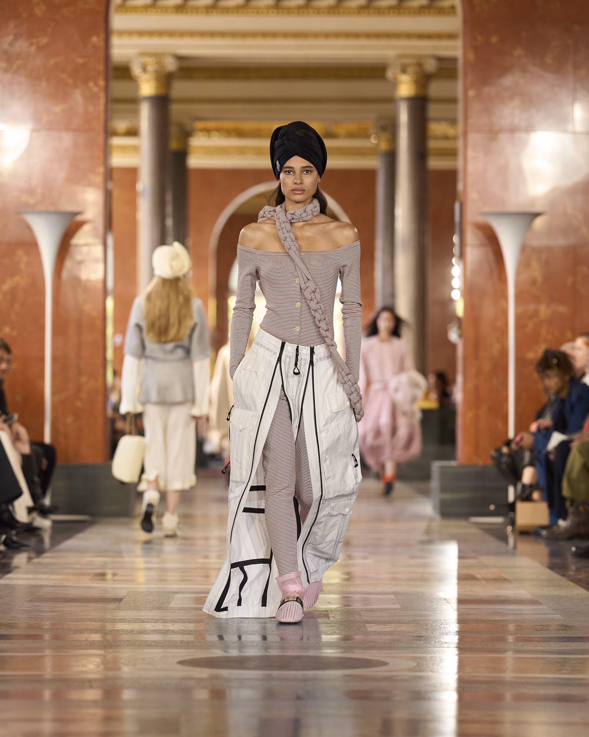 WOMEN_SS26_SHOW_RUNWAY_LOOKS_12_FIO00333_LV-COM_DII_1600x2000