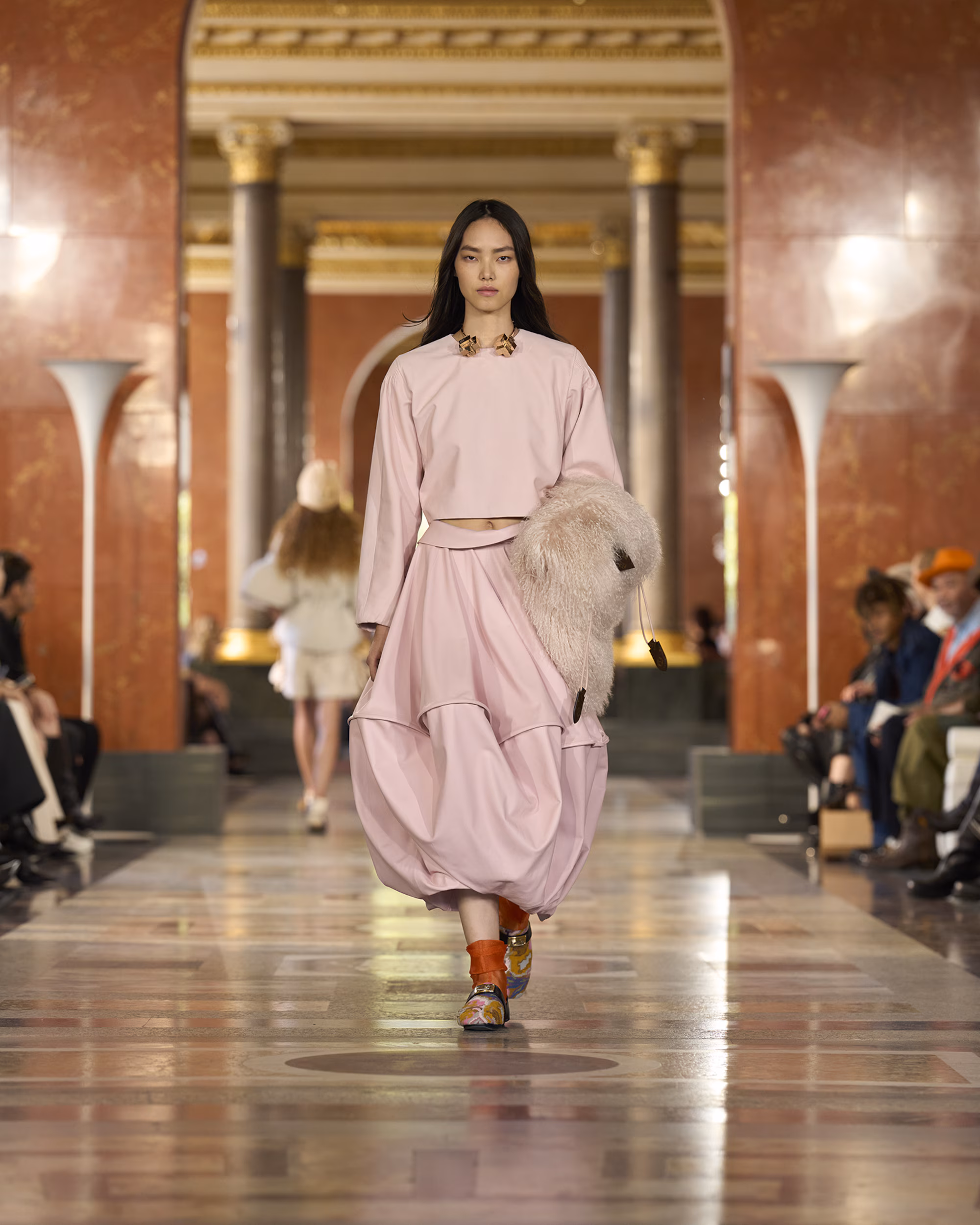 WOMEN_SS26_SHOW_RUNWAY_LOOKS_13_FIO00366_LV-COM_DII_1600x2000