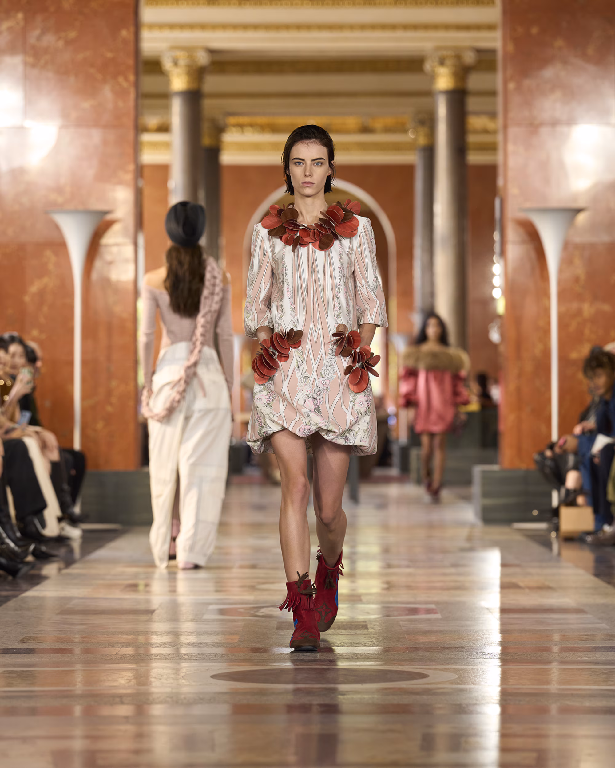 WOMEN_SS26_SHOW_RUNWAY_LOOKS_14_FIO00391_LV-COM_DII_1600x2000
