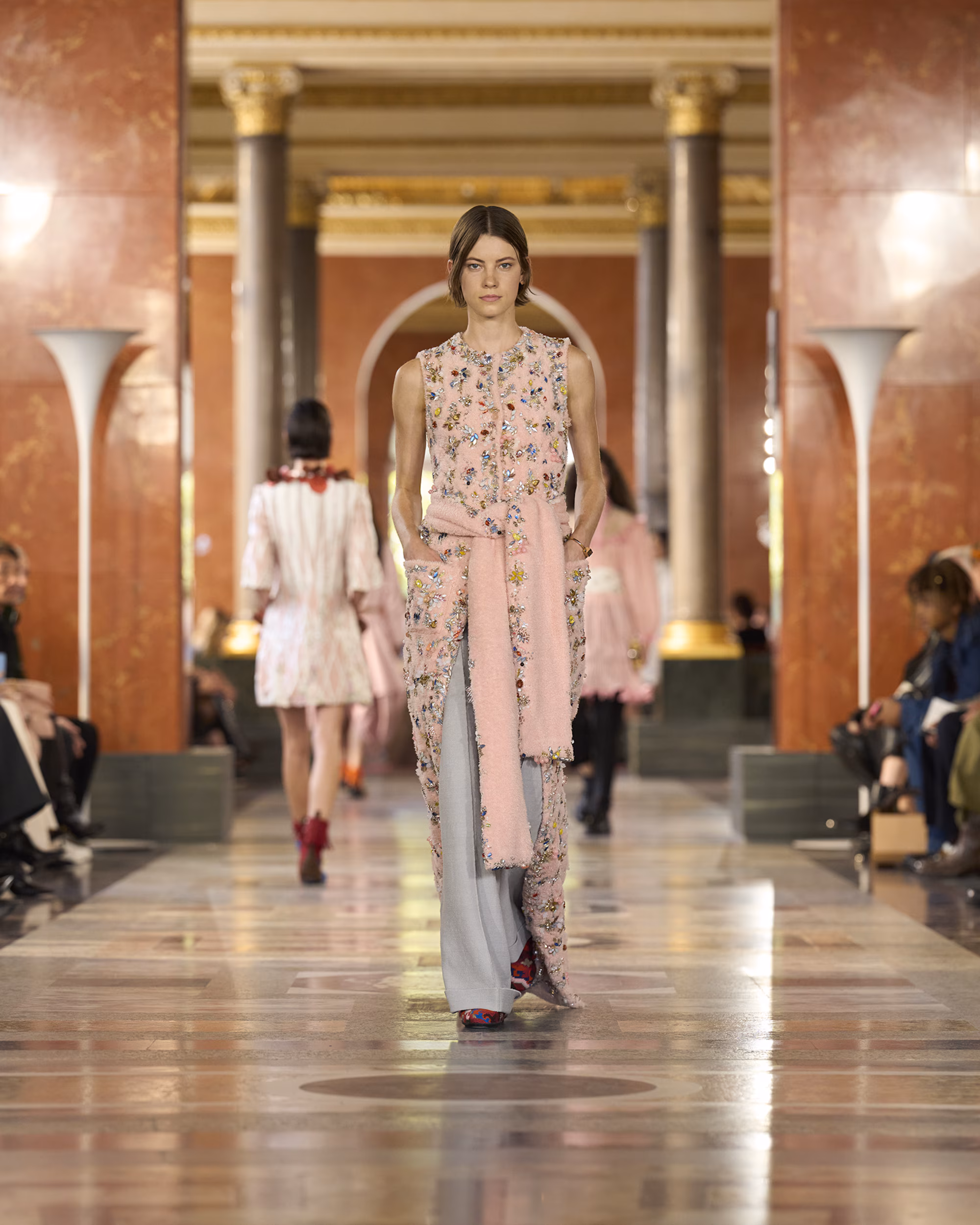 WOMEN_SS26_SHOW_RUNWAY_LOOKS_16_FIO00448_LV-COM_DII_1600x2000