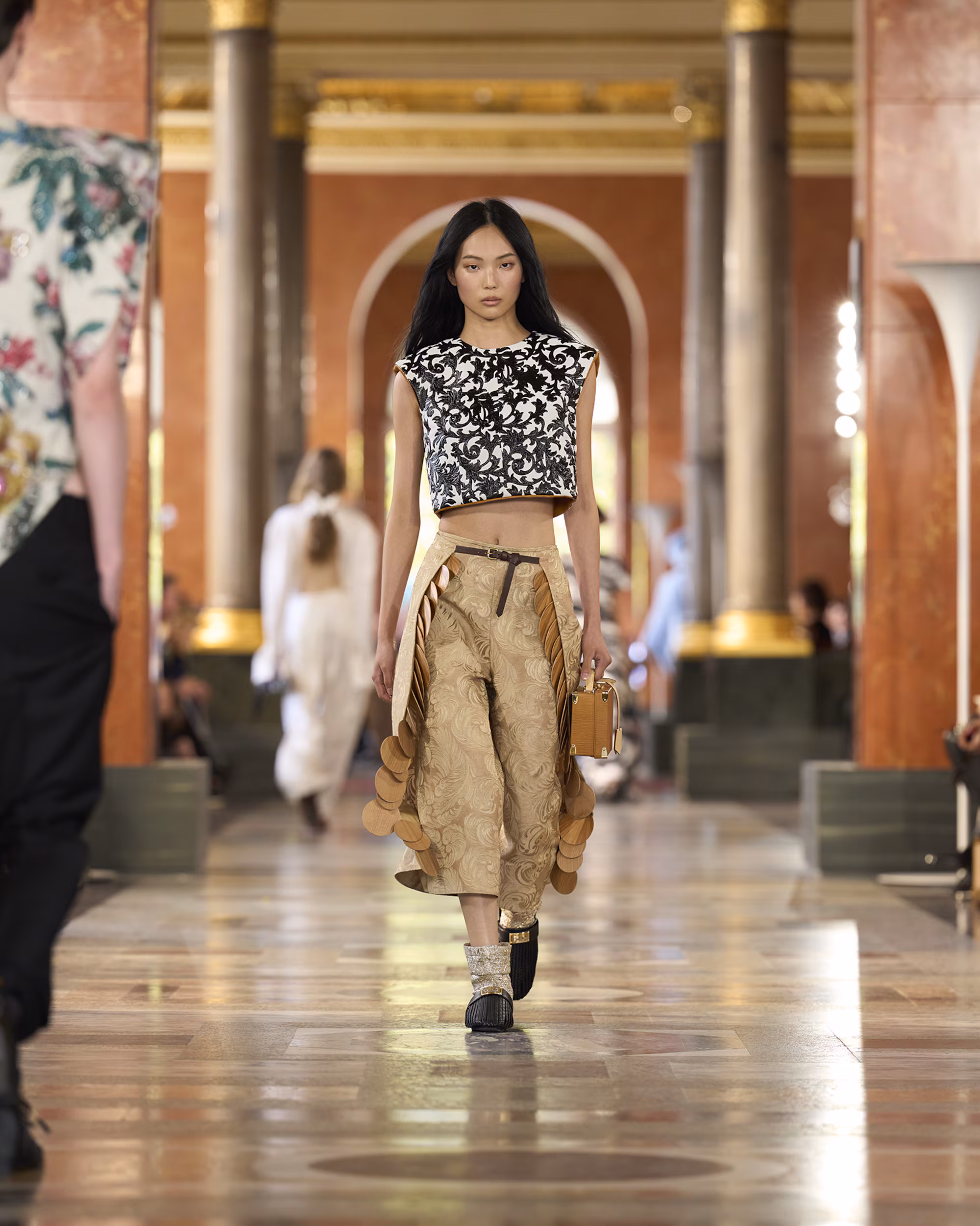 WOMEN_SS26_SHOW_RUNWAY_LOOKS_37_FIO00988_LV-COM_DII_1600x2000