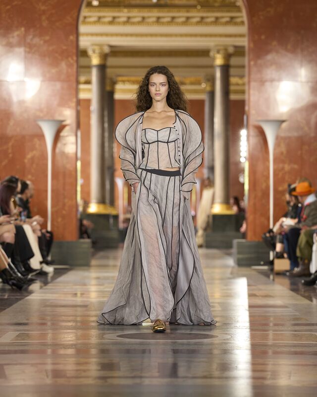WOMEN_SS26_SHOW_RUNWAY_LOOKS_1_FIO00046_LV-COM_DII_1600x2000