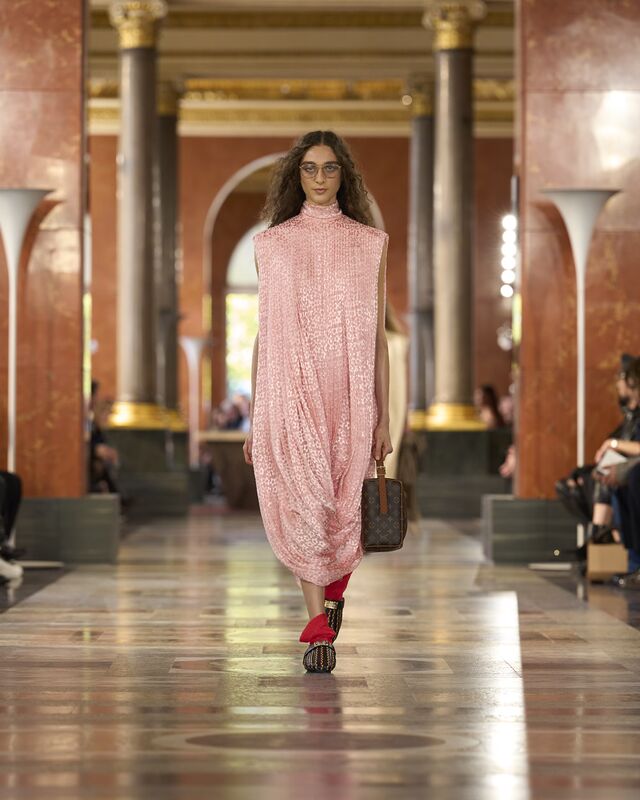 WOMEN_SS26_SHOW_RUNWAY_LOOKS_2_FIO00067_LV-COM_DII_1600x2000