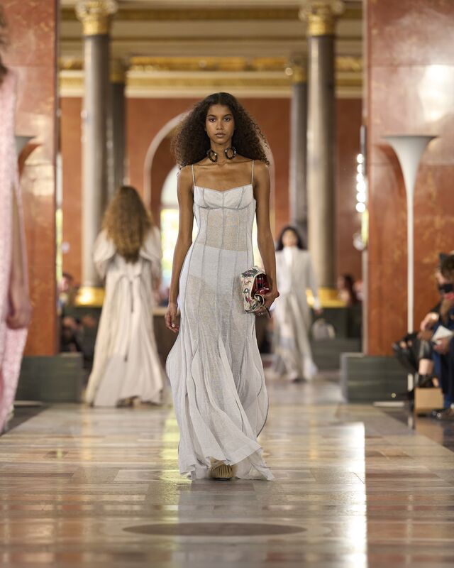 WOMEN_SS26_SHOW_RUNWAY_LOOKS_4_FIO00119_LV-COM_DII_1600x2000