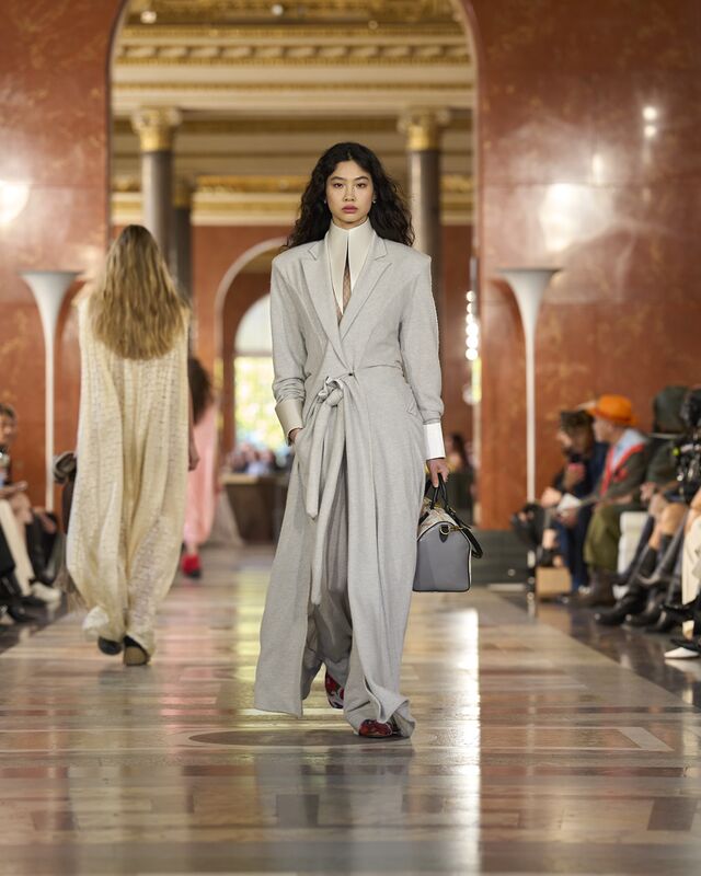 WOMEN_SS26_SHOW_RUNWAY_LOOKS_5_FIO00148_LV-COM_DII_1600x2000