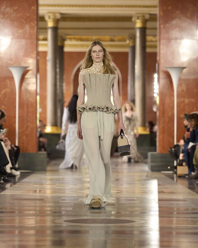 WOMEN_SS26_SHOW_RUNWAY_LOOKS_7_FIO00189_LV-COM_DII_1600x2000