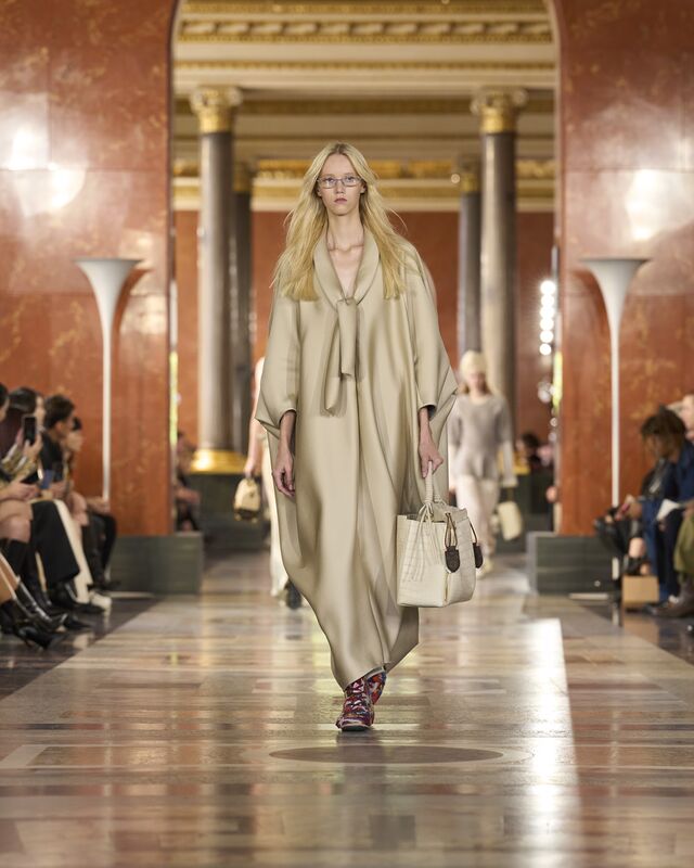 WOMEN_SS26_SHOW_RUNWAY_LOOKS_9_FIO00250_LV-COM_DII_1600x2000