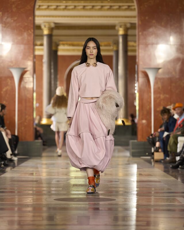 WOMEN_SS26_SHOW_RUNWAY_LOOKS_13_FIO00366_LV-COM_DII_1600x2000