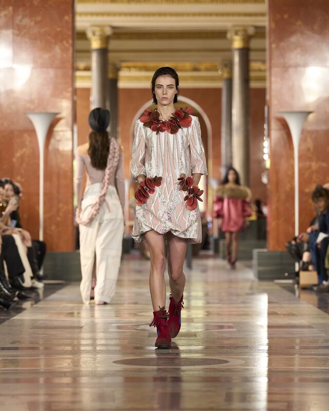 WOMEN_SS26_SHOW_RUNWAY_LOOKS_14_FIO00391_LV-COM_DII_1600x2000