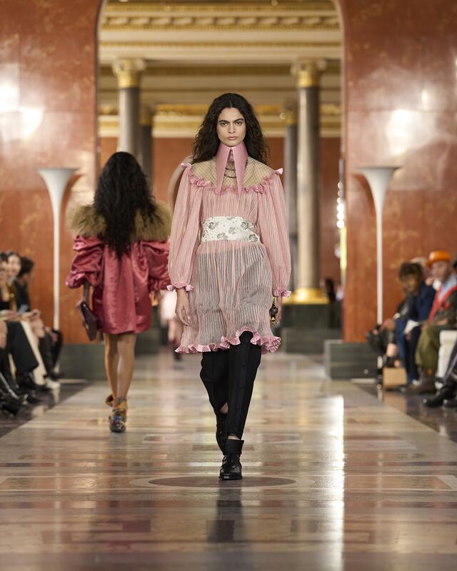 WOMEN_SS26_SHOW_RUNWAY_LOOKS_17_FIO00480_LV-COM_DII_1600x2000