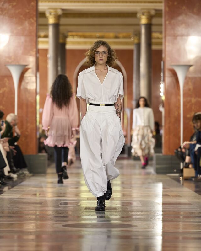 WOMEN_SS26_SHOW_RUNWAY_LOOKS_19_FIO00525_LV-COM_DII_1600x2000