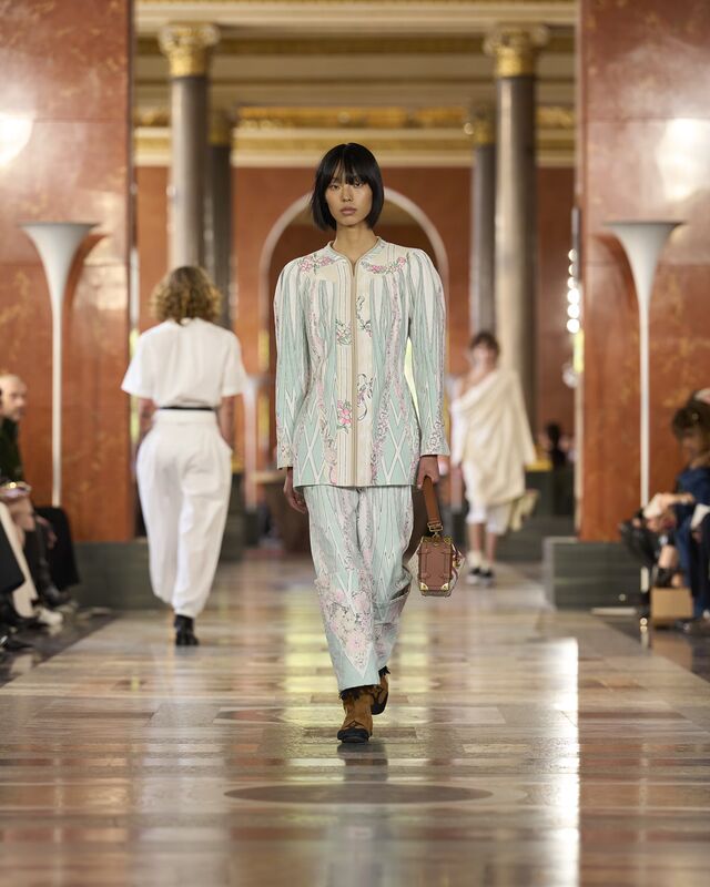 WOMEN_SS26_SHOW_RUNWAY_LOOKS_21_FIO00582_LV-COM_DII_1600x2000