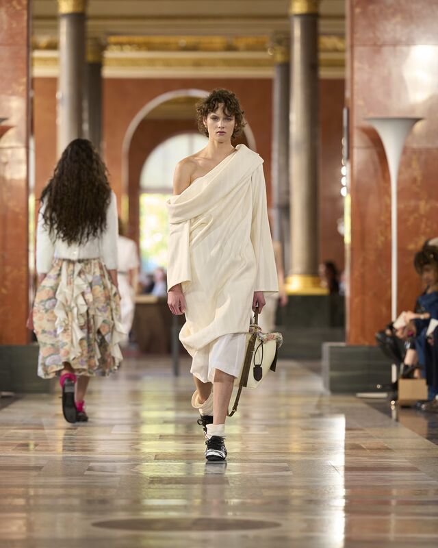 WOMEN_SS26_SHOW_RUNWAY_LOOKS_22_FIO00605_LV-COM_DII_1600x2000
